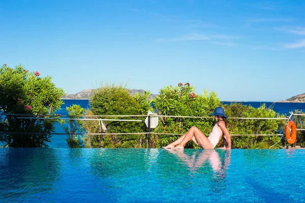 Young woman relaxing near the swimming pool — Stock Photo, Image