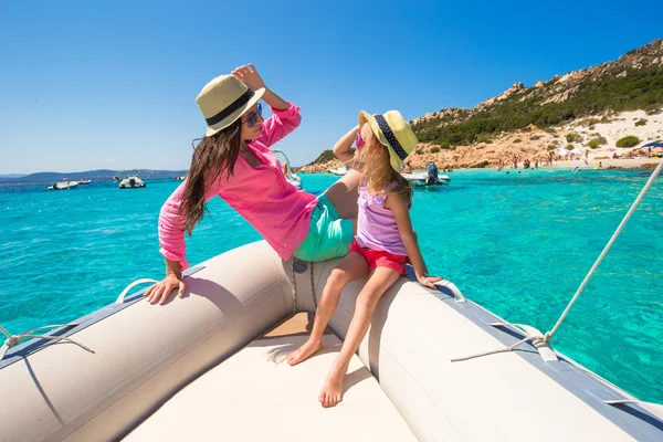 Ung mamma med bedårande dotter njuta av semester på båt — Stockfoto