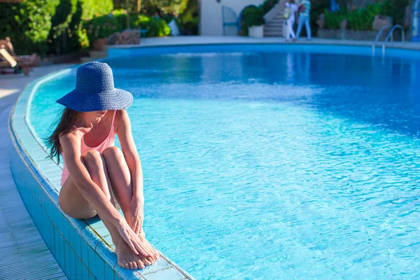 Beautiful young girl relaxing near the swimming pool — Stock Photo, Image