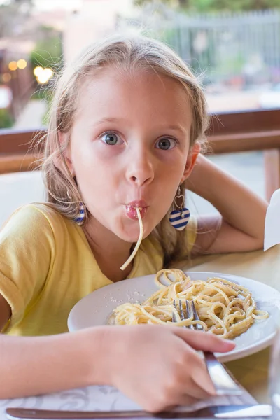 Adorable niña comiendo espaguetis al aire libre restaraunt — Foto de Stock