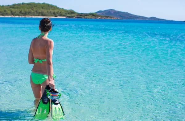 Jonge mooie vrouw met snorkel in blauwe zee — Stockfoto