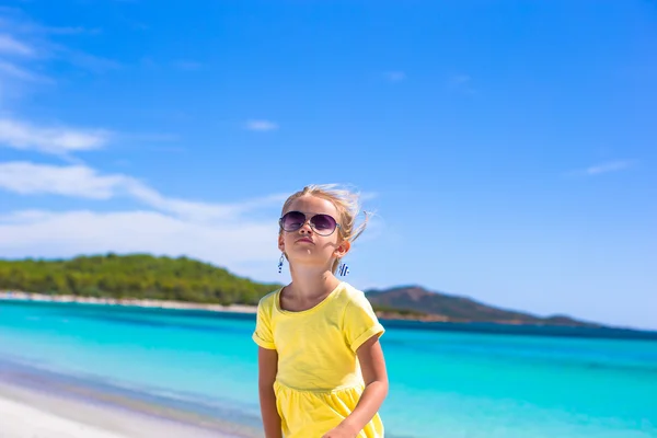 Adorable niña se divierten en la playa tropical durante las vacaciones — Foto de Stock