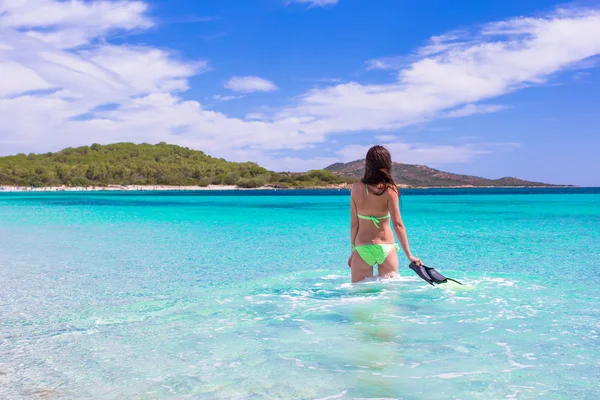 Giovane donna che corre nel mare blu tropicale con attrezzatura da snorkeling — Foto Stock