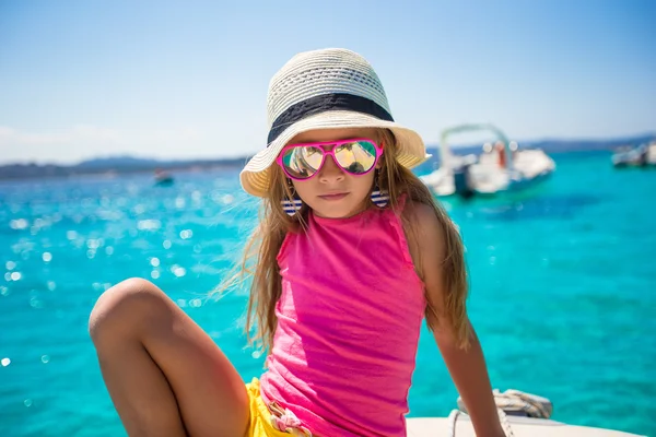 Linda niña disfrutando de la navegación en barco en el mar abierto —  Fotos de Stock