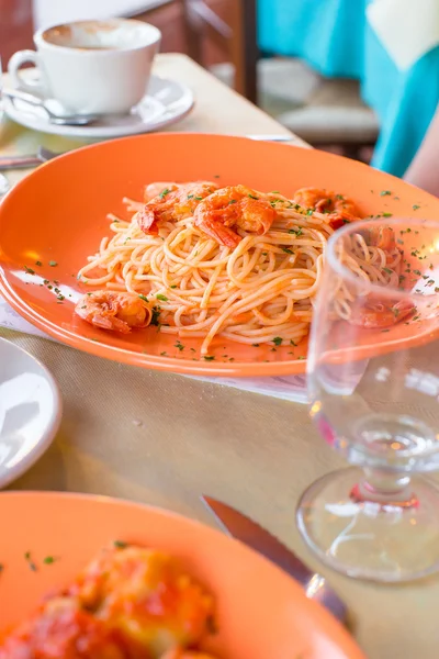 Итальянские феттучини и спагетти с сыром в ресторане для гурманов — стоковое фото