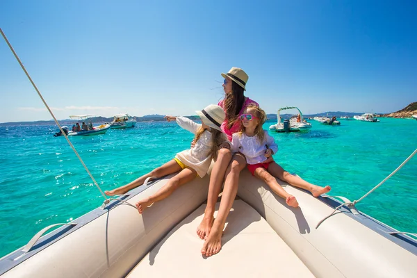 Giovane madre con le sue adorabili bambine che riposano su una grande barca — Foto Stock