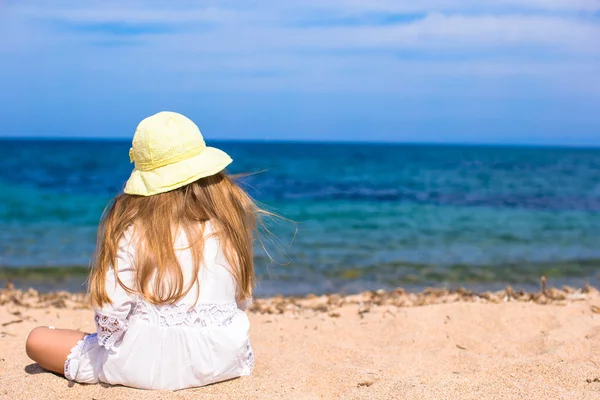 Schattig meisje op tropisch strand tijdens vakantie — Stockfoto