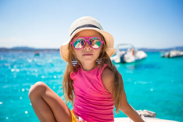 Menina bonito gostando de velejar em barco no mar aberto — Fotografia de Stock