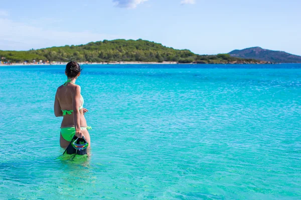 Jovem mulher bonita com snorkel em mar claro — Fotografia de Stock