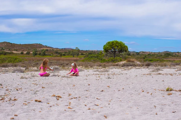 Adorables filles s'amusent sur la plage blanche pendant les vacances — Photo