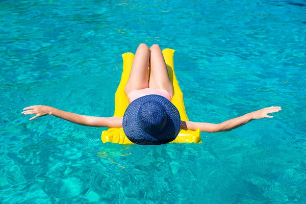 Mujer relajándose en colchón inflable en mar claro — Foto de Stock