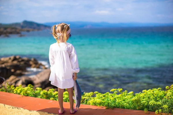 Entzückendes kleines Mädchen im Freien während der Sommerferien — Stockfoto