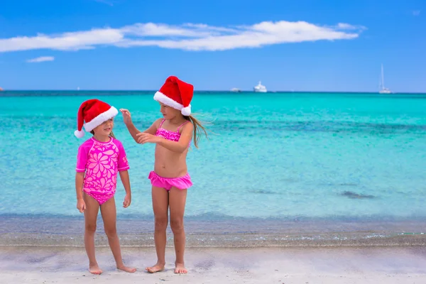 Noel Baba şapkaları yaz tatili sırasında küçük kız — Stok fotoğraf