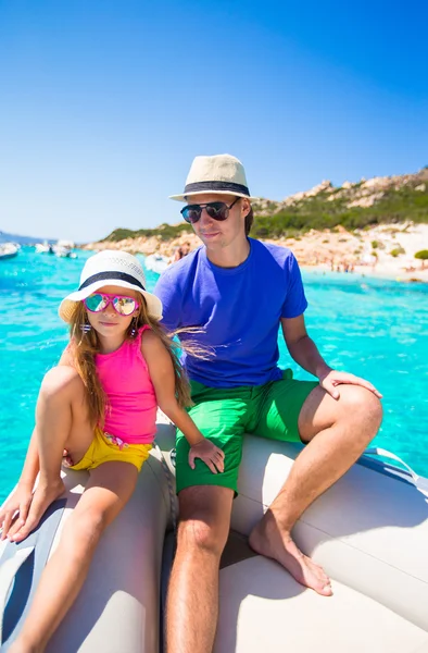 Giovane padre con ragazze adorabili che riposano su una grande barca — Foto Stock