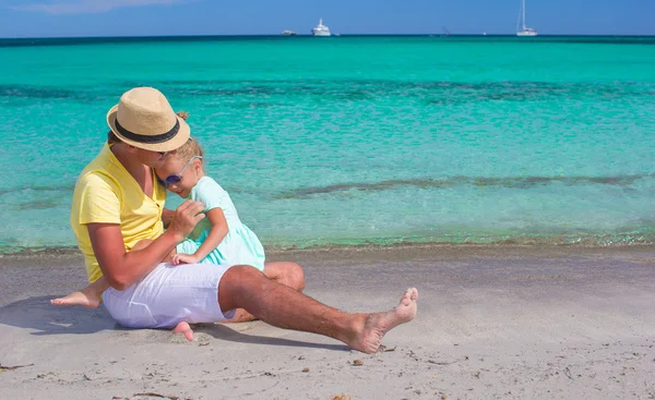 Giovane padre e piccola figlia si divertono sulla spiaggia — Foto Stock