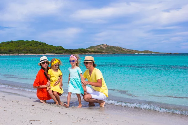 Familia feliz durante las vacaciones de verano en la playa —  Fotos de Stock