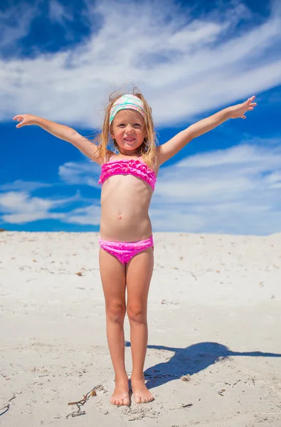 Entzückendes kleines Mädchen genießt tropischen Strandurlaub — Stockfoto