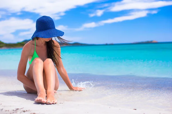 Genç güzel kız beyaz kum tropik sahilde rahatlatıcı — Stok fotoğraf