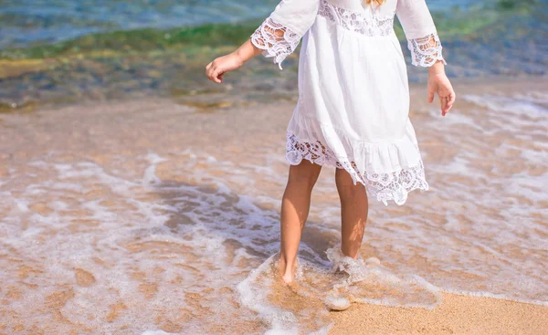 Adorable petite fille à la plage tropicale pendant les vacances — Photo