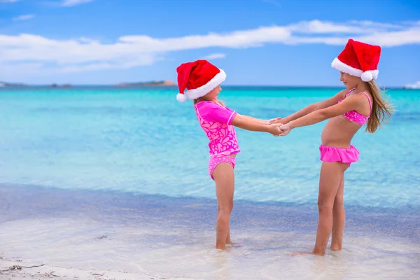 Little girls in Santa hats during summer vacation — Stock Photo, Image