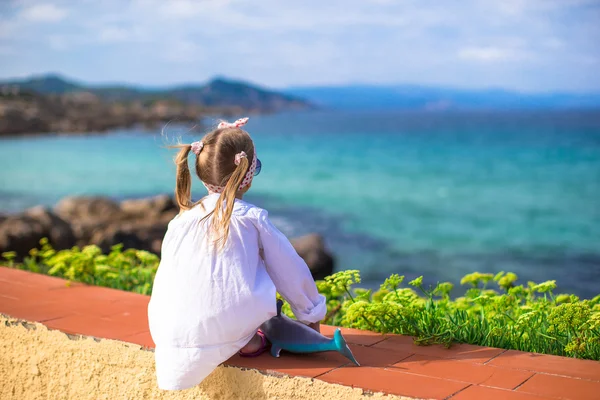 Entzückendes kleines Mädchen im Freien während der Sommerferien — Stockfoto