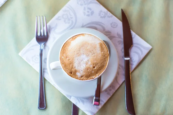 Chutné a šťavnaté cappuccino na snídani v kavárně v letovisku — Stock fotografie