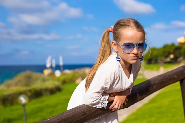 Rozkošná holčička venku během letních prázdnin — Stock fotografie