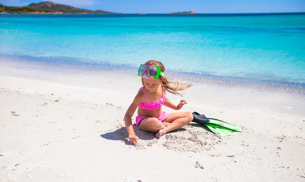 Petite fille avec des palmes et des lunettes pour la plongée avec tuba — Photo