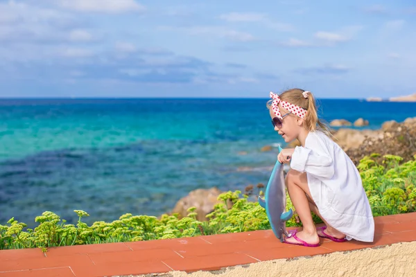 Adorável menina ao ar livre durante as férias de verão — Fotografia de Stock