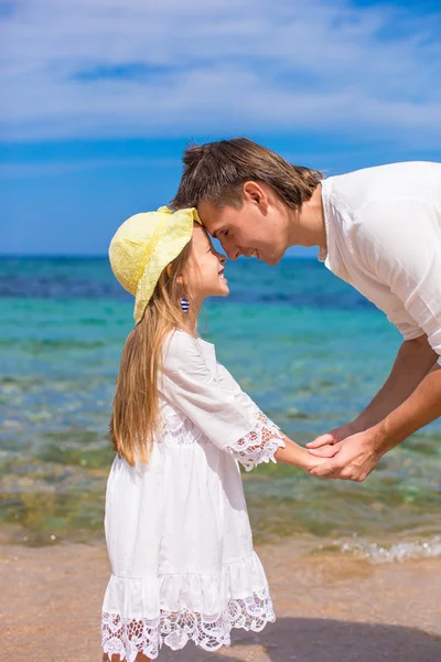 Bedårande liten flicka och glad pappa under strandsemester — Stockfoto