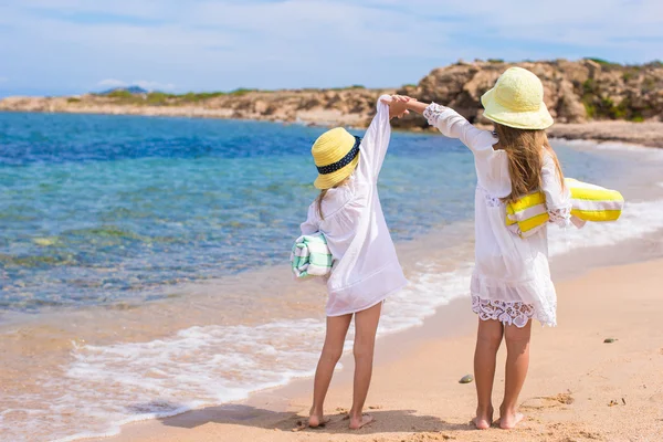 Adorable cute girls have fun on white beach during vacation — Stock Photo, Image