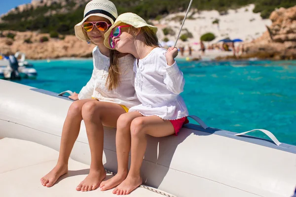 Kleine Mädchen segeln auf Boot im klaren offenen Meer — Stockfoto