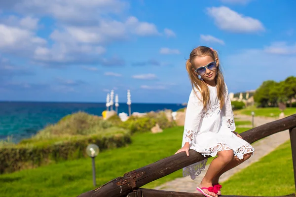 Entzückendes kleines Mädchen während der Sommerferien im Freien — Stockfoto