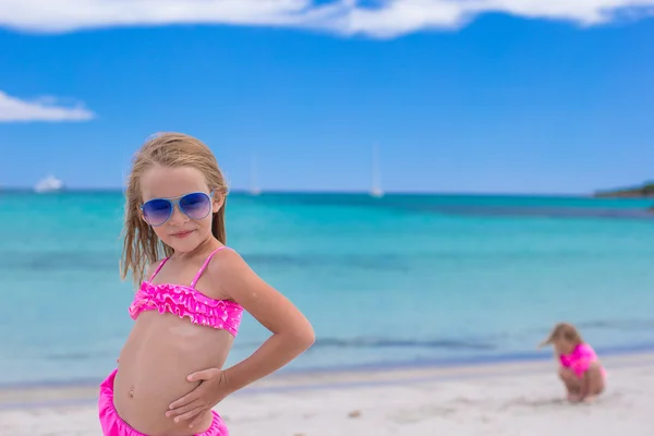 Adorable niña se divierten durante la playa tropical — Foto de Stock