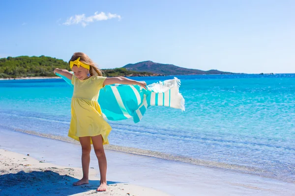 Little adorable girl with beach towel during tropical vacation — Stock Photo, Image