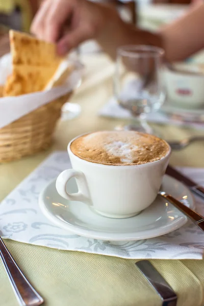 Delicioso y sabroso capuchino para el desayuno en la cafetería —  Fotos de Stock