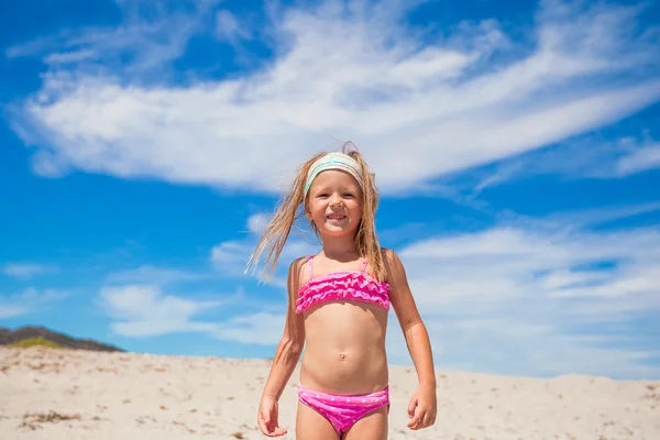 Adorável menina desfrutando de férias na praia tropical — Fotografia de Stock