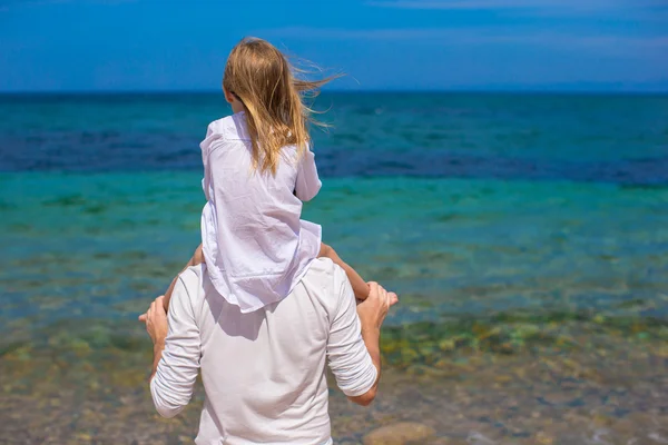 Sevimli küçük kız ve beach tatil sırasında mutlu baba — Stok fotoğraf