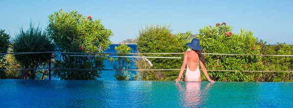 Menina bonita relaxante perto da piscina — Fotografia de Stock