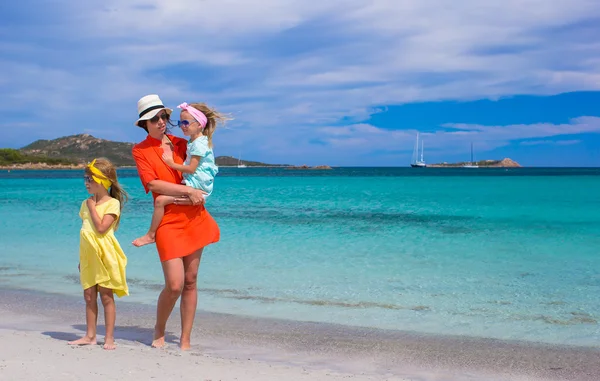 Ragazzina e mamma felice durante le vacanze al mare tropicale — Foto Stock