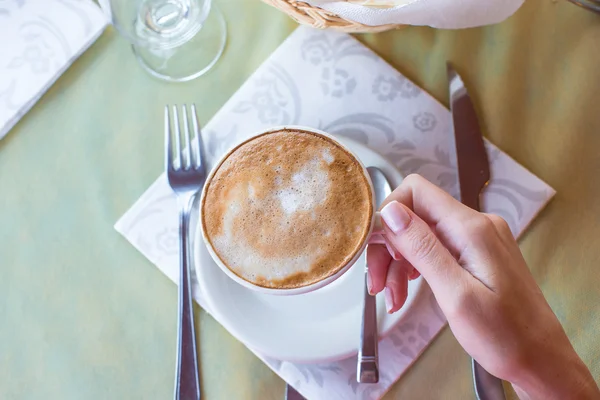 Delizioso cappuccino aromatico per la prima colazione in un caffè del resort — Foto Stock