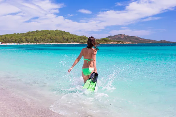 Tropikal mavi denize dalış dişli ile çalışan genç bir kadın — Stok fotoğraf