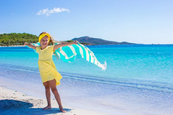 Liten bedårande flicka med stranden handduk under tropiska semester — Stockfoto