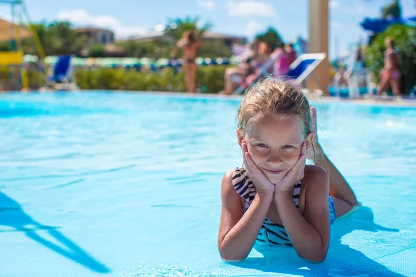 Niña en el parque acuático durante las vacaciones de verano —  Fotos de Stock