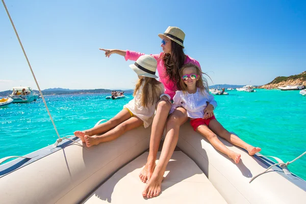 Niñas descansando con mamá feliz en un barco grande — Foto de Stock