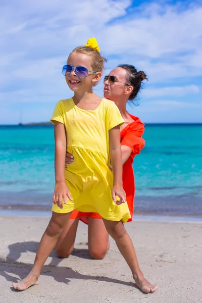 Adorabile bambina e giovane mamma durante le vacanze estive — Foto Stock