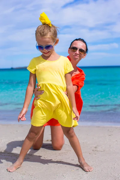 Bedårande liten flicka och ung mamma under sommarlovet — Stockfoto