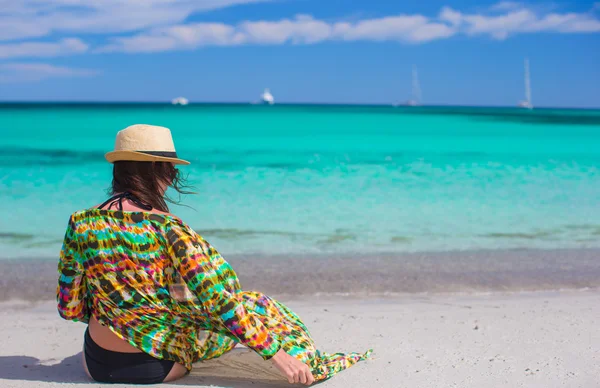 Young girl on seashore during summer vacation — Stock Photo, Image