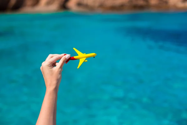 Zelfgemaakte vliegtuigje op achtergrond van de turquoise zee — Stockfoto