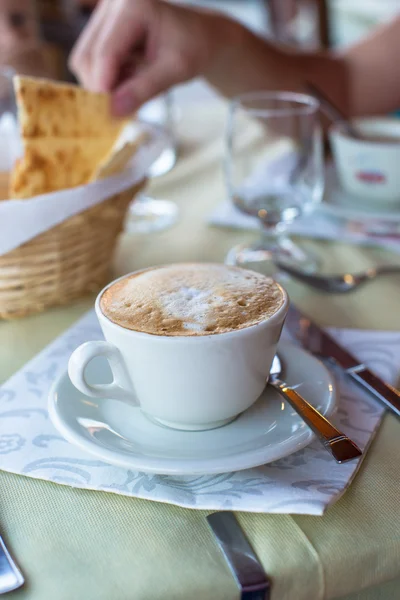 Delicioso y sabroso capuchino para el desayuno en la cafetería —  Fotos de Stock